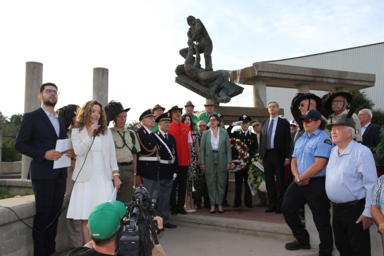 Foto di gruppo durante cerimonia Giornata Nazionale Sacrificio del Lavoro italiano nel mondo